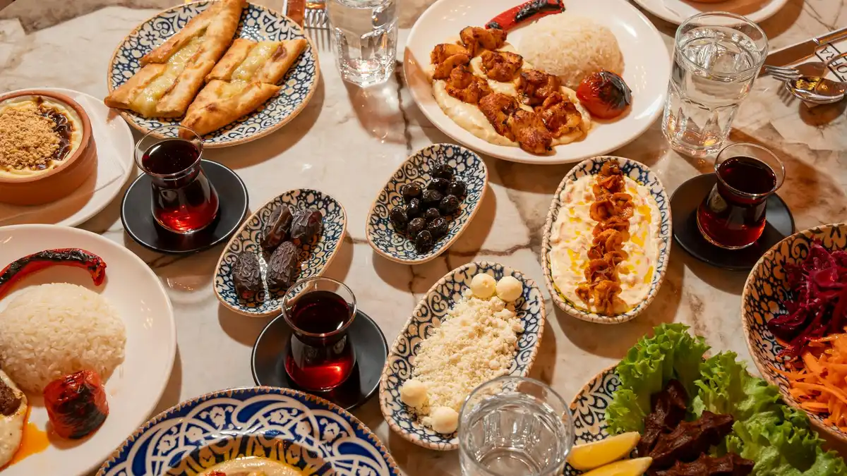 Kebab turco de cordero con arroz pilaf, ensalada de tomate y pan plano